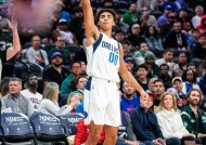 英雄联盟-巴特勒迎来五赛季出色发挥，独行侠观众热烈欢呼！